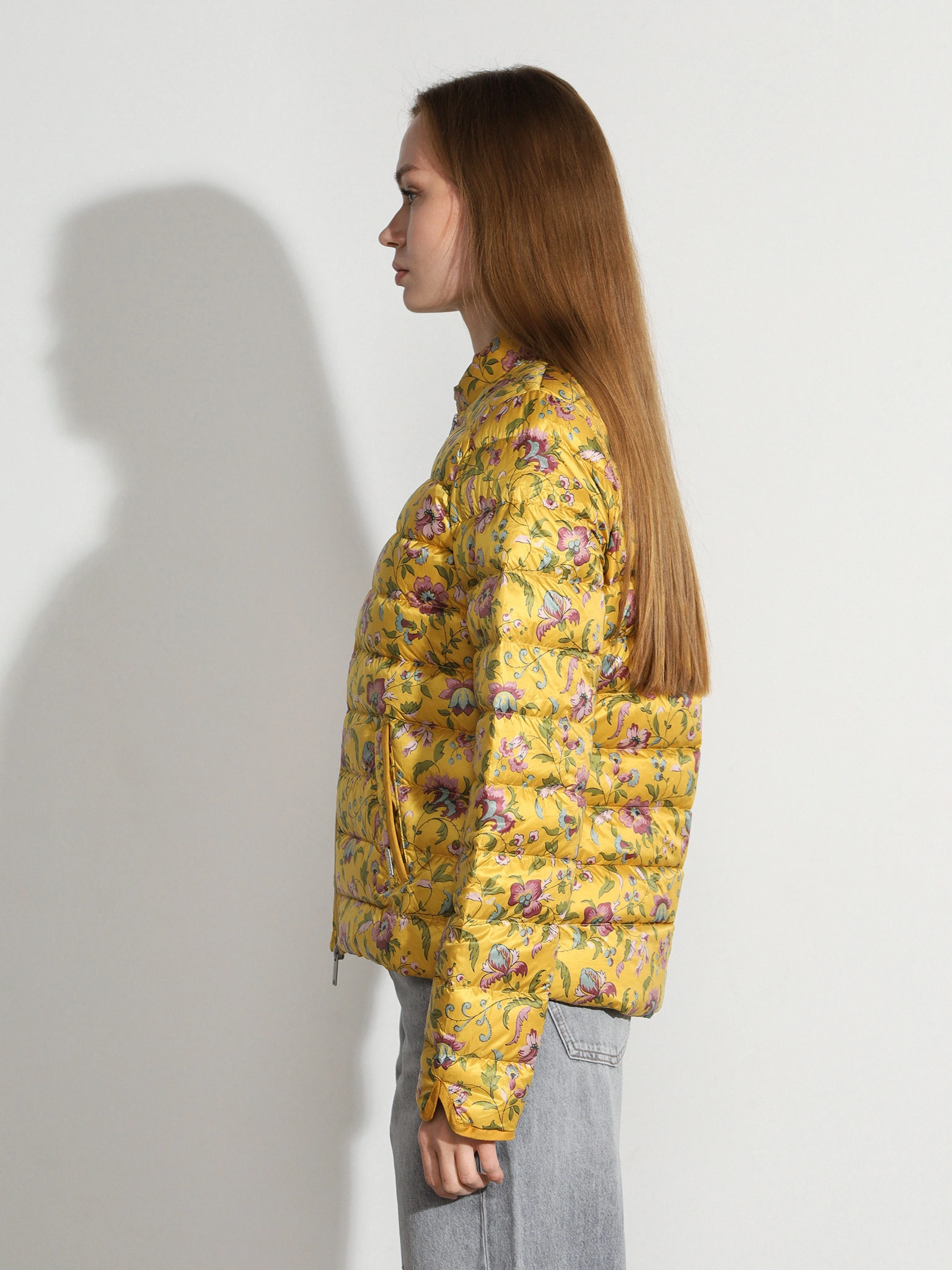 Куртка желтого цвета с цветочным принтом с горизонтальной стежкой